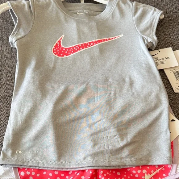 Nike Gray Top and Pink Shorts Set - Picture 3 of 4